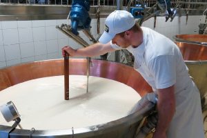 Parmigiano Reggiano - riempimento caldaia IM.jpg